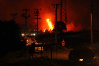 Buca’daki orman yangını yerleşim yerine ulaştı, vatandaşlar alevlere hortumlarla direndi
