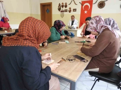 Kadınlar, sedef kakma işlemeciliğini Şahinbey Belediyesi Tesisilerinde öğreniyor
